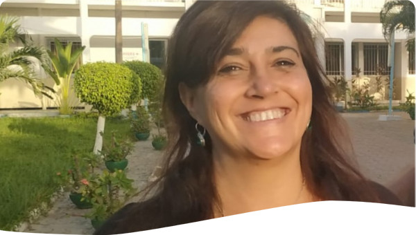 Women, brun hair, and  eyes , smiling  in the academic campus 