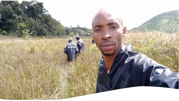 Image de Marcellin Ibucwa lors de la recherche sur la conservation des zones humides dans la Réserve Naturelle d'Itombwe.
